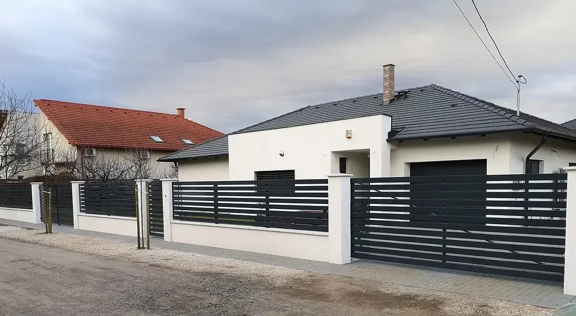 Vakolt beton lábazat és pillérek – referencia