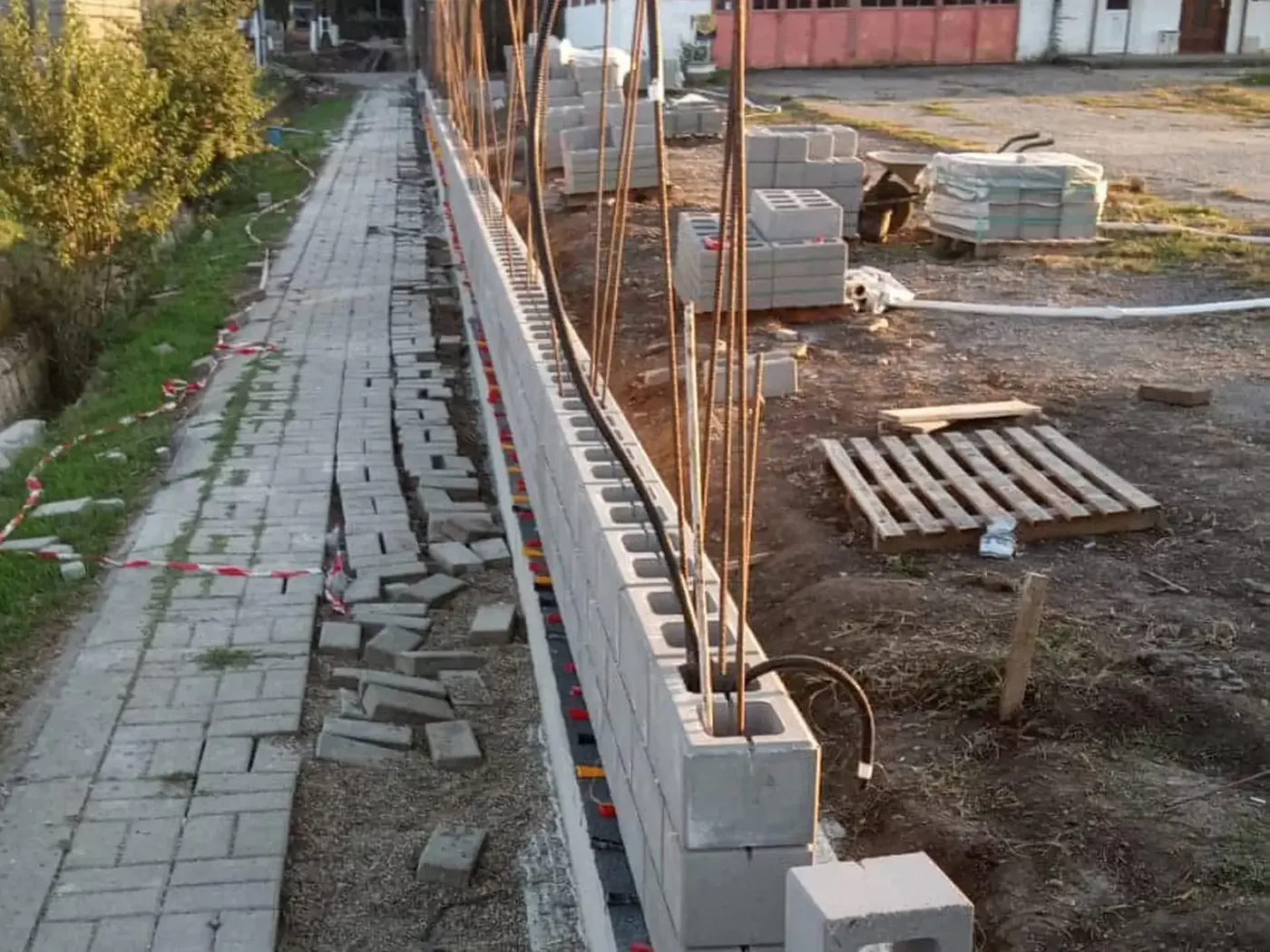 Zsalukő lábazat és pillérek építése – kivitelezési fázisok – részlet 2