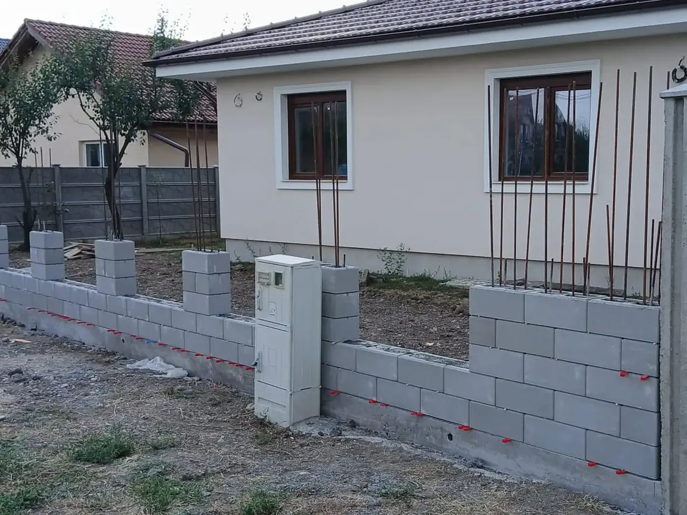 Zsalukő lábazat és pillérek építése – kivitelezési fázisok – főkép