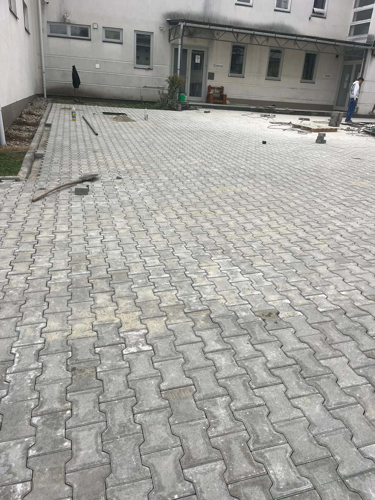 Önkormányzati és intézményi projektek – térkövezés