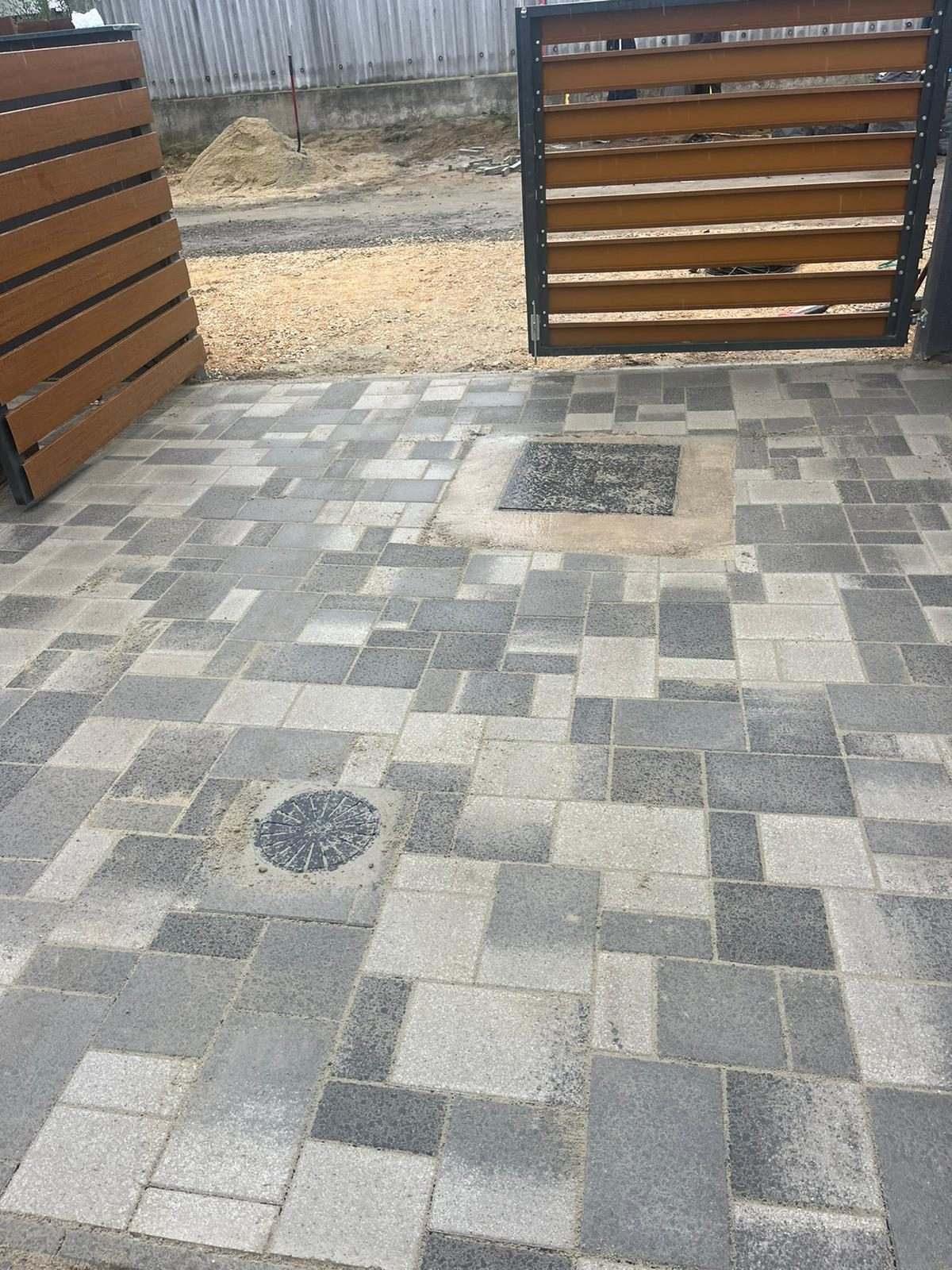 Fugában kicsírázott gyom egy térkő burkolat szélén