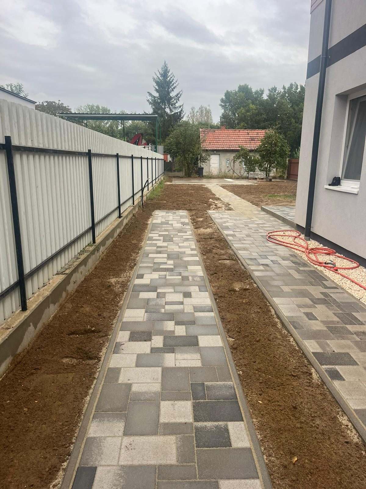 Kerti sütögető építése – térkövezés