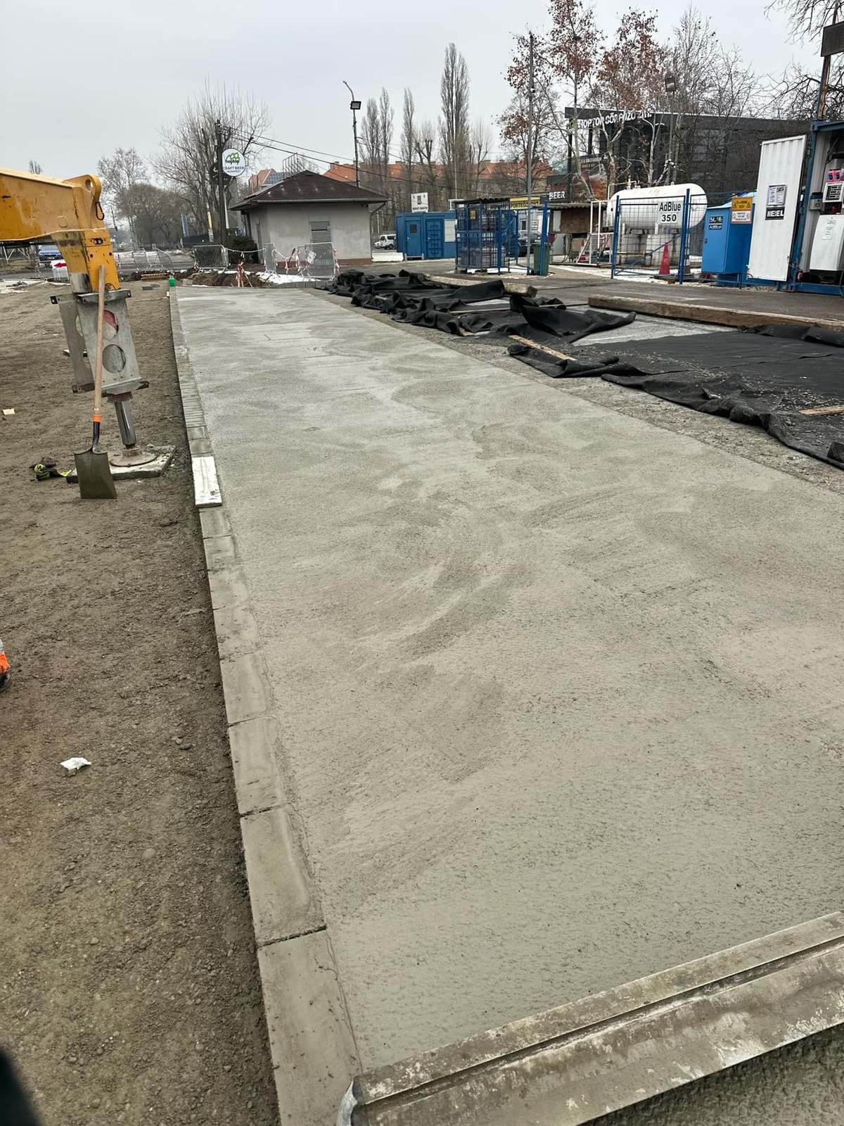 Térkő lerakása beton alapra – térkövezés