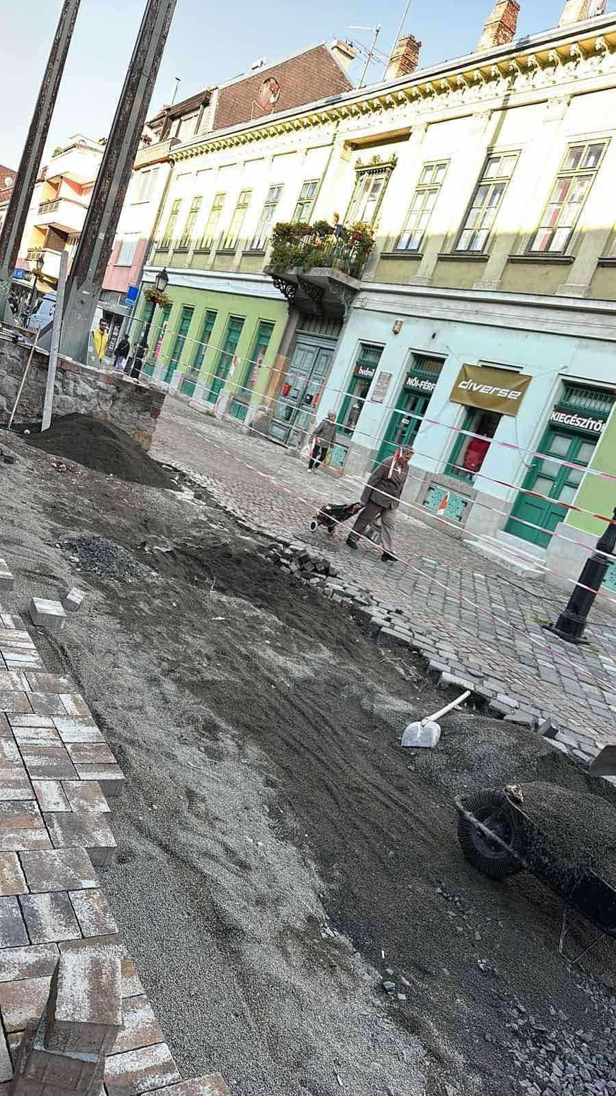 Négyzetméternyi 20x10-es térkő lerakva