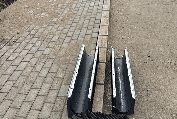 Ipari telephely 10 cm-es térkő burkolata halszálka mintában